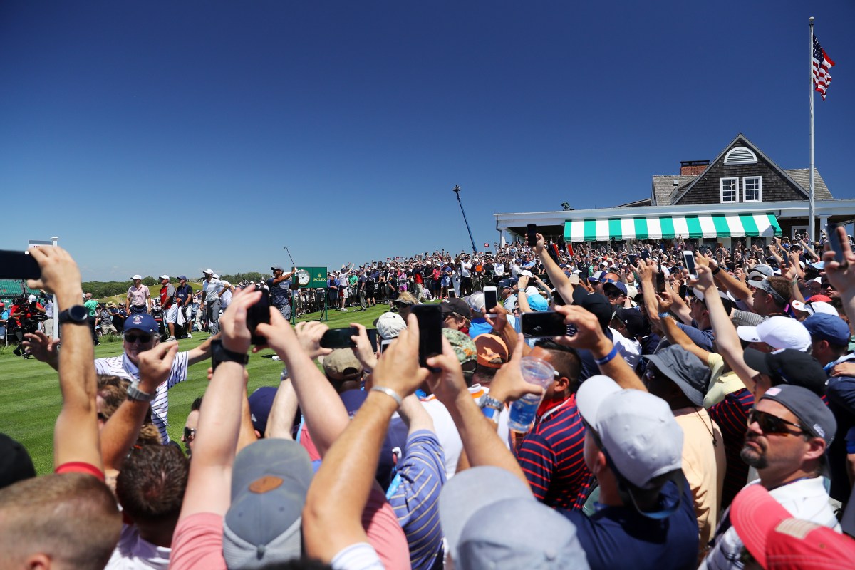 SOUTHAMPTON, NY - JUNE 14: Fans take pictures as Tiger Woods of the United States plays his shot from the first tee during the first round of the 2018 U.S. Open at Shinnecock Hills Golf Club on June 14, 2018 in Southampton, New York. (Photo by Warren Little/Getty Images)